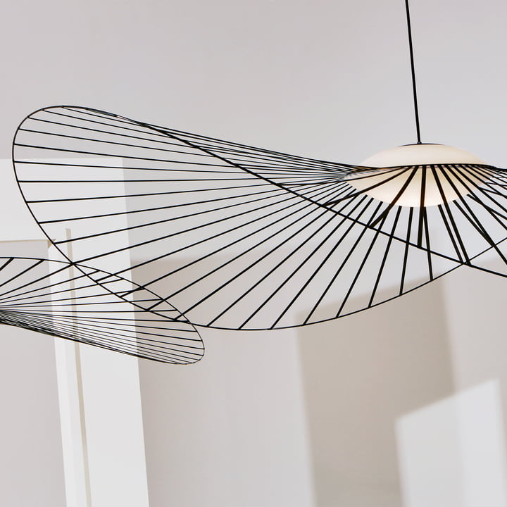 De kap van de hanglamp Vertigo Nova van Petite Friture in zwart buigt als een sluier.