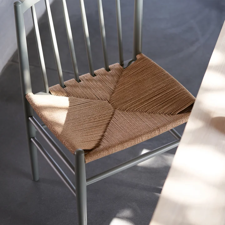 J80 FDB Møbler De stoel van mosgrijs met een zitting van natuurlijk vlechtwerk