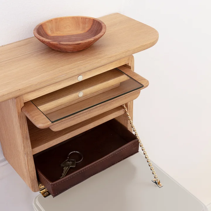 De One More Look spiegel van Umage in eikenhout / parelmoer heeft een extra handspiegel in de kast