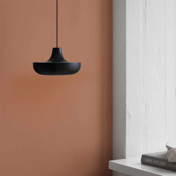 De pendelarmatuur Cassini Mini LED van Umage in zwart voor een roodbruine muur