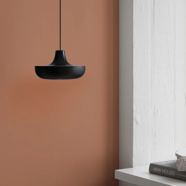 De pendelarmatuur Cassini Mini LED van Umage in zwart voor een roodbruine muur