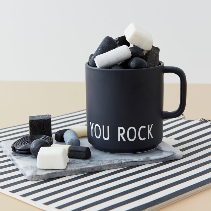 AJ Favourite De porseleinen mok van Design Letters You Rock in /zwart gevuld met zwart-witte snoepjes