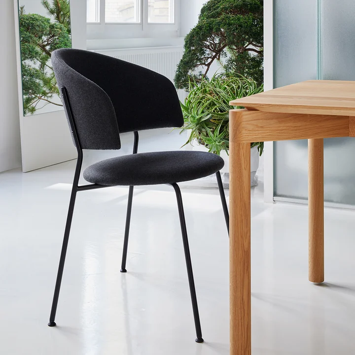 Dining Chair OUT Objekte unserer Tage De zwarte Wagner van aan een houten eettafel