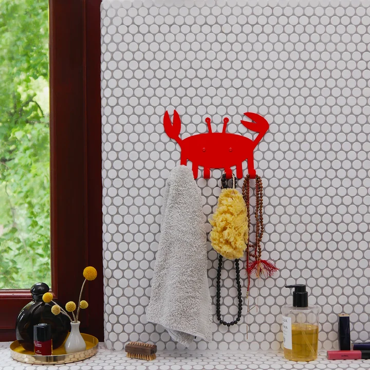 De kleine krabmuurhaak van vonbox aan de muur in de badkamer