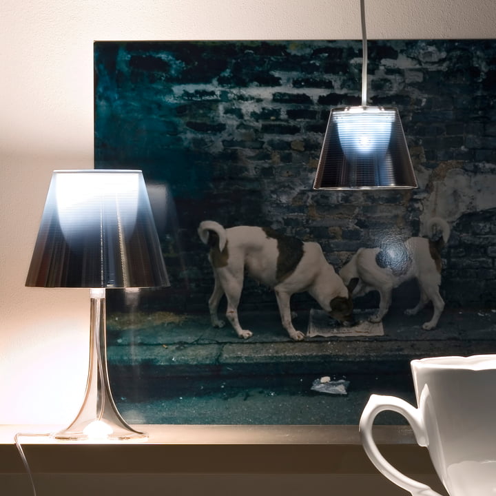 De lichtgevende K Tribe S Hanglamp van Flos met fuméééénlamp voor een kunstwerk