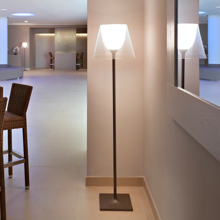 De K Tribe F2 vloerlamp van Flos met transparante kap in een grote lobby