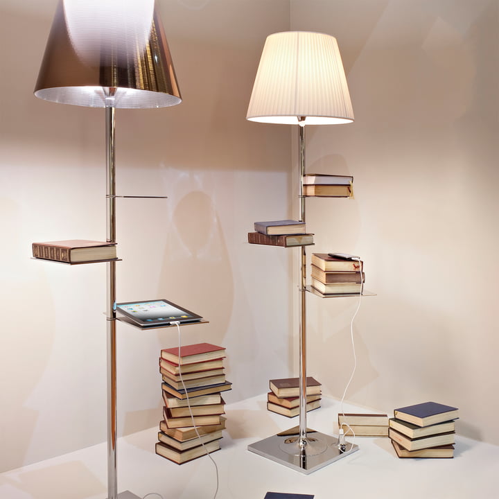 De Bibliotheque Nationale vloerlamp van Flos met veel boeken op de planken.