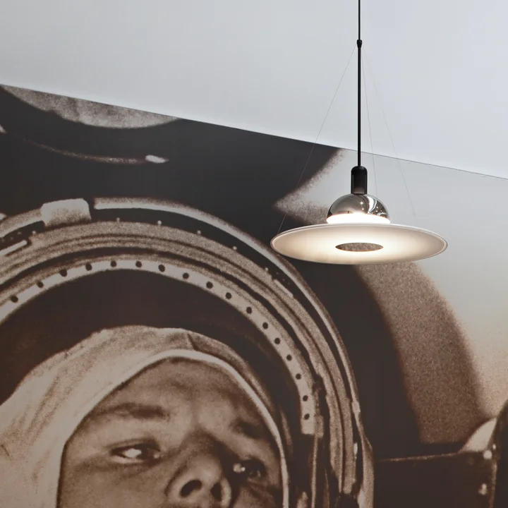 De Frisbi hanglamp van Flos in chroom voor een grote foto.