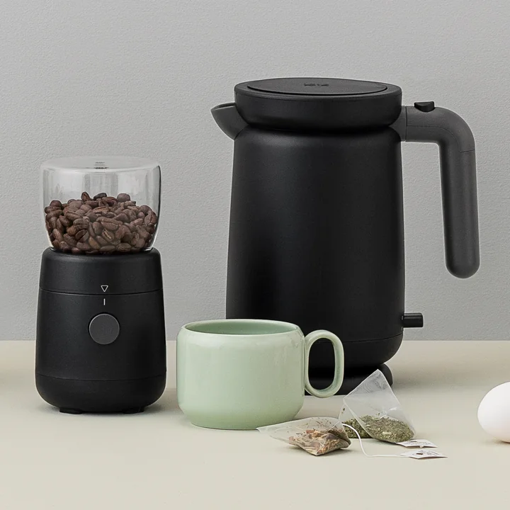 De ultramoderne Foodie koffiemolen en waterkoker van Rig-Tig by Stelton in zwart