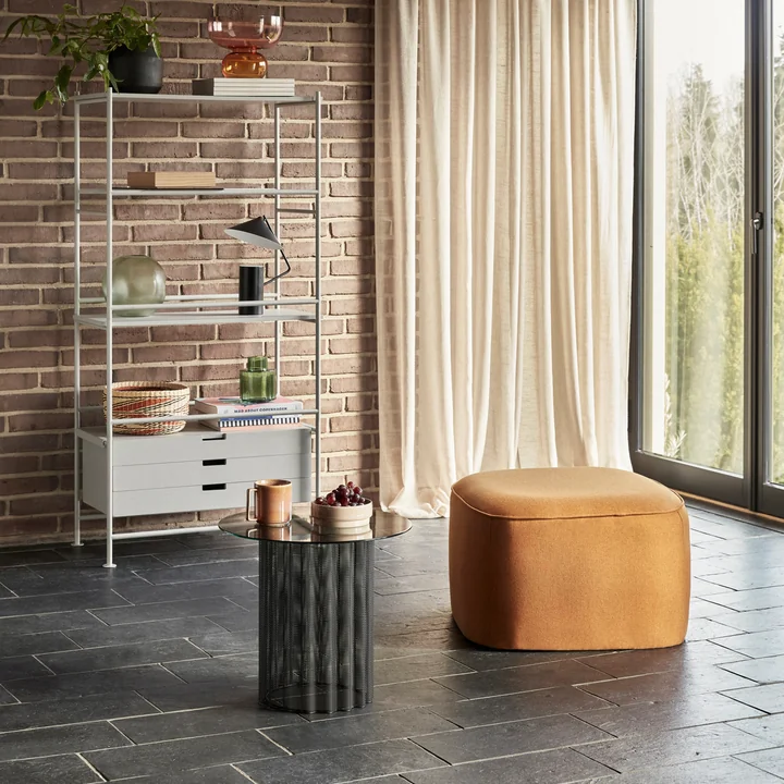 De metalen tafellamp van Hübsch Interior in een ruim wandrek