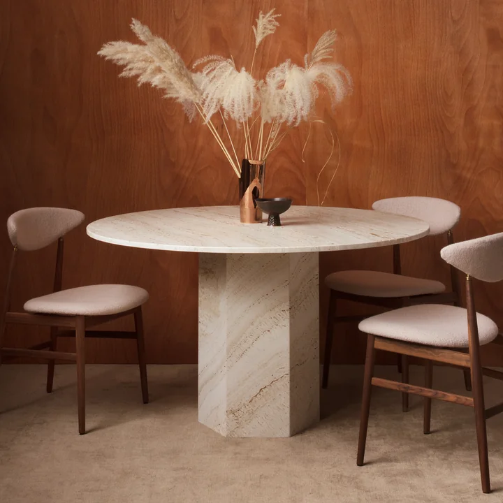 Stijlvolle stenen eettafel in klassieke sfeer