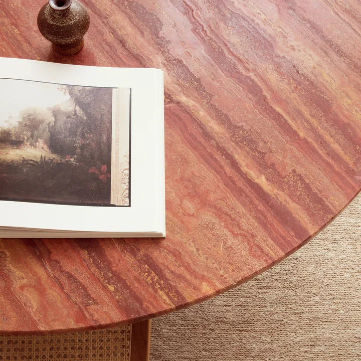 Eettafel van steen met natuurlijk patroon