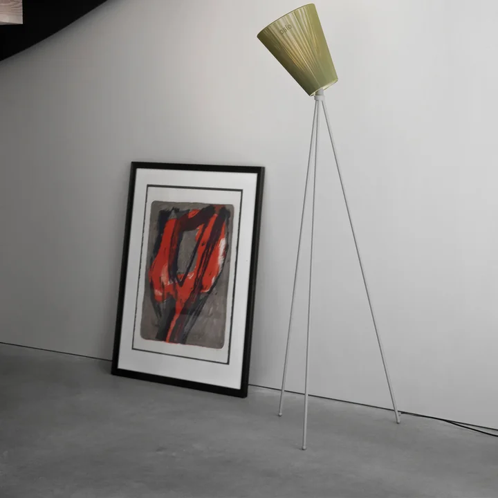 De Oslo Wood vloerlamp van Northern naast een kunstwerk