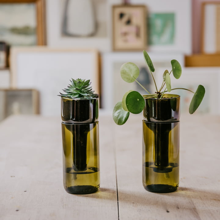 De Self Watering Bottle bloempotten van side by side zijn geproduceerd in de Caritas-werkplaatsen.