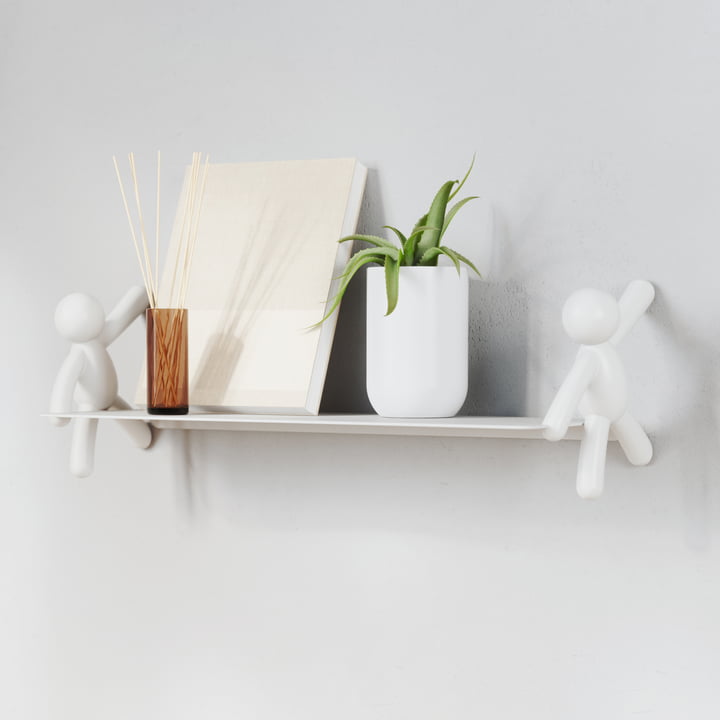 De witte Buddy wandplank van Umbra met planten en decoratieve objecten