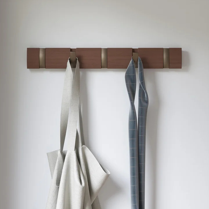 De Flip Hook 5er kapstok van Umbra in walnoot, licht/goud met tas en sjaal