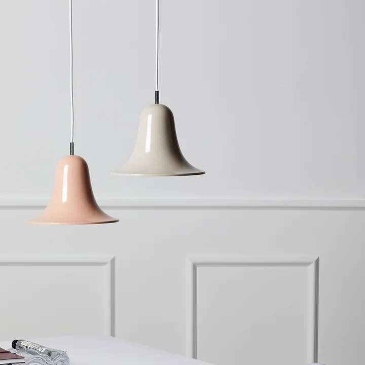 Twee Pantop hanglampen van Verpan voor een witte muur