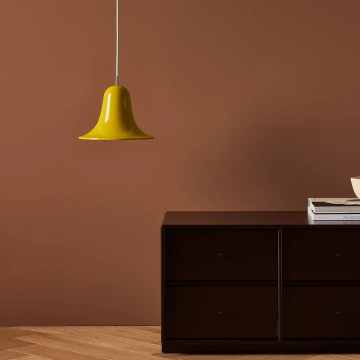 De gele Pantop pendelarmatuur van Verpan dient als ruimte- en functieverlichting