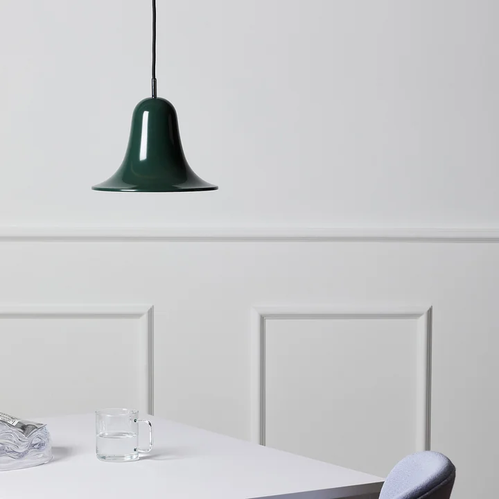 De donkergroene Pantop hanglamp van Verpan boven een eettafel