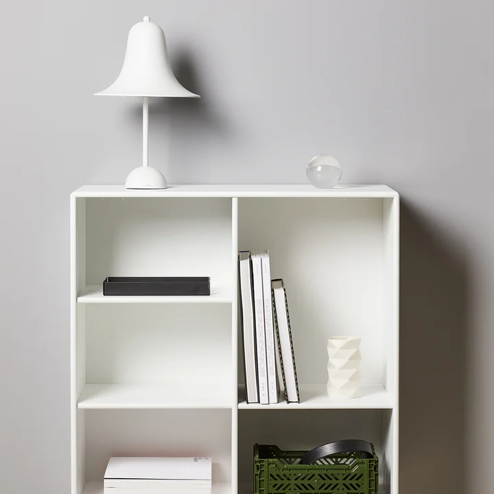 De Pantop tafellamp van Verpan in wit op een boekenplank