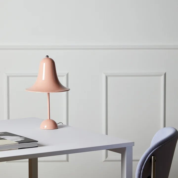 De roze Pantop tafellamp van Verpan op een wit bureau