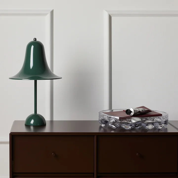 De donkergroene Pantop tafellamp van Verpan op een donker houten dressoir