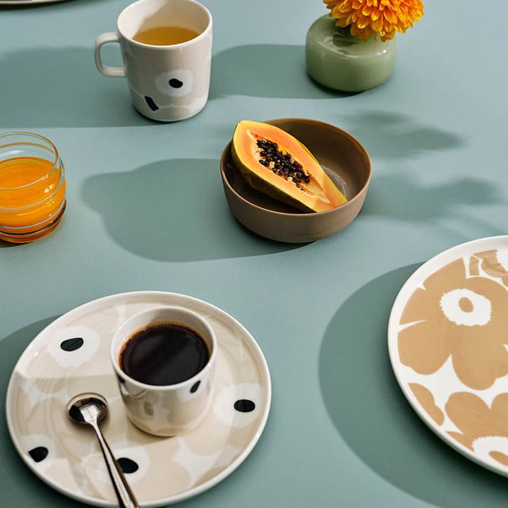 Marimekko s Unikko klaproospatroon op borden in beige en wit