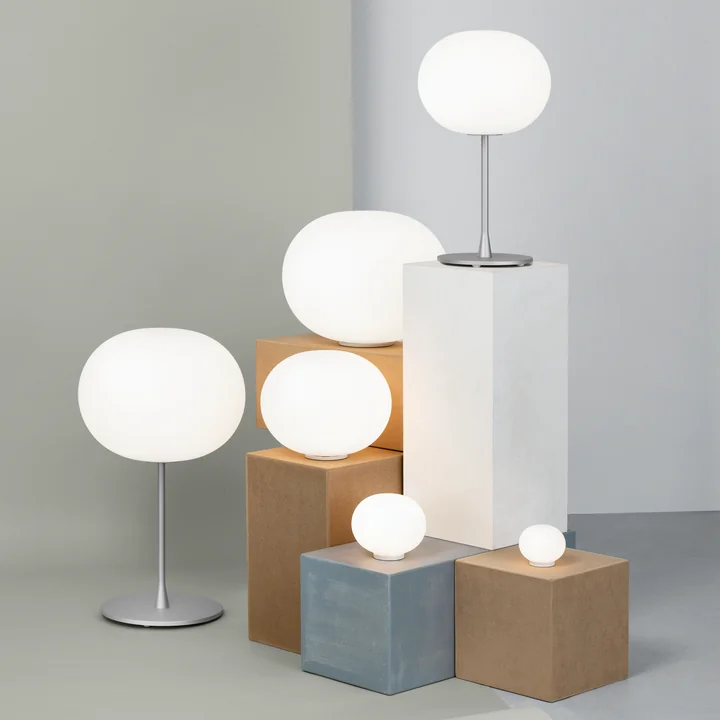 De verschillende Glo-Ball lampen van Flos in zilver mat in combinatie