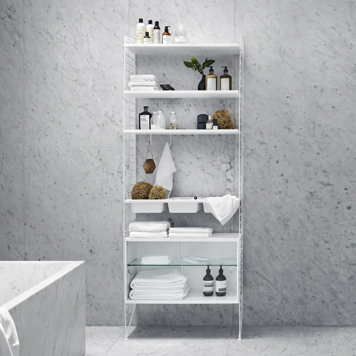 Witte string plank met vitrinekast voor de badkamer