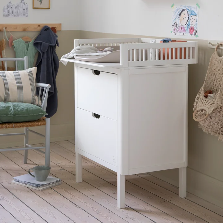 Pusle Pure Het aankleedkussen op de witte aankleedunit van Sebra