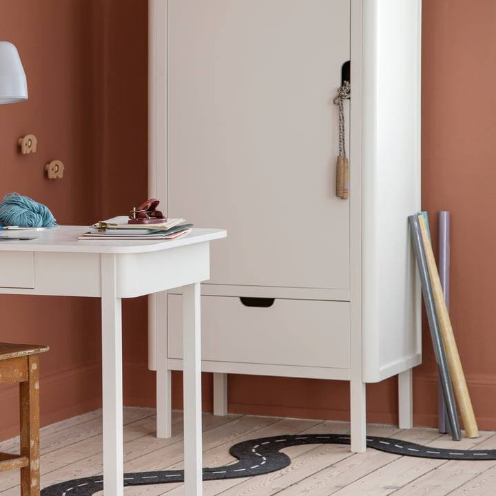 De kindergarderobe van Sebra in een kinderkamer met een roodbruine wand.