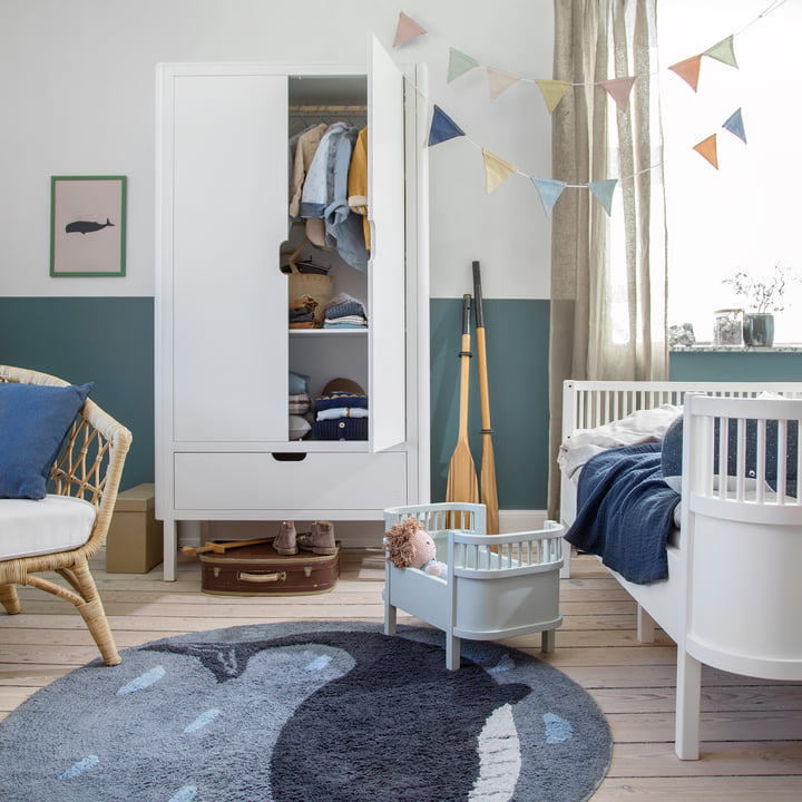 De geopende kinderkamerkast 2-deurs van Sebra in de kinderkamer met blauwe accenten