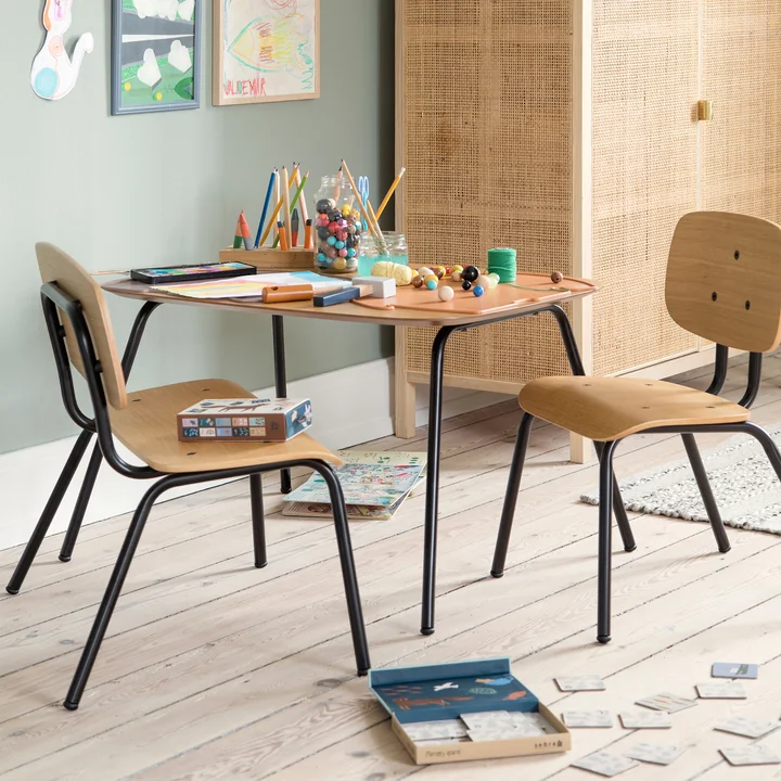 De Oakee stoelen en de tafel van Sebra in combinatie in de kinderkamer