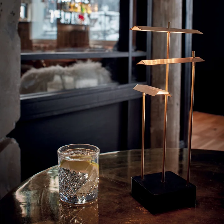 De Knokke oplaadbare LED tafellamp van DCW op een tafel in een restaurant