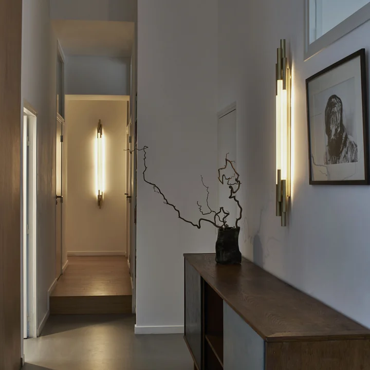 De Org LED wandlamp van DCW verticaal in de edele gang boven de ladekast