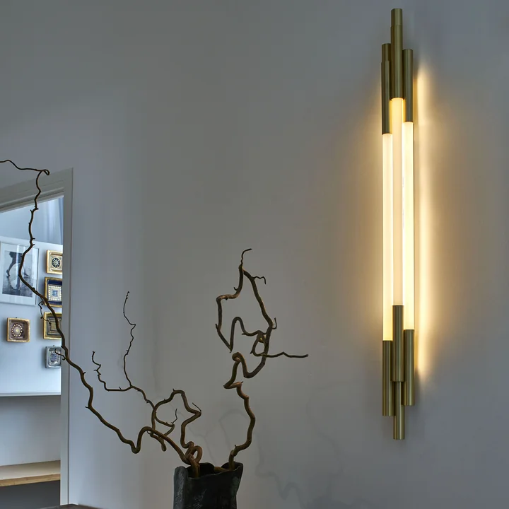 De Org LED wandlamp van DCW verticaal op een witte wand