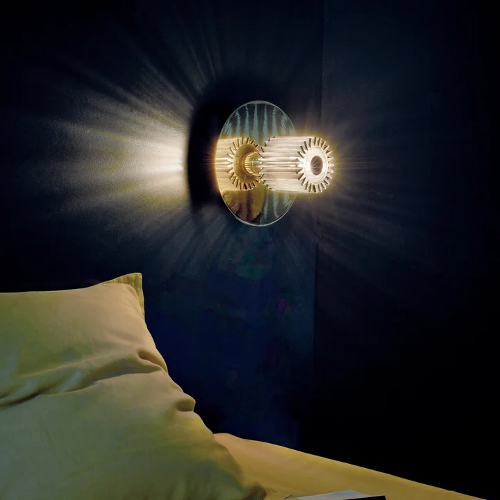 De In the Sun wandlamp van DCW op de muur boven het bed
