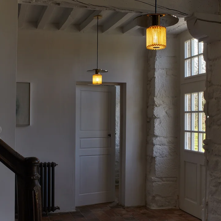 De In the Sun pendelarmatuur van DCW in het donkere gedeelte van de ingang