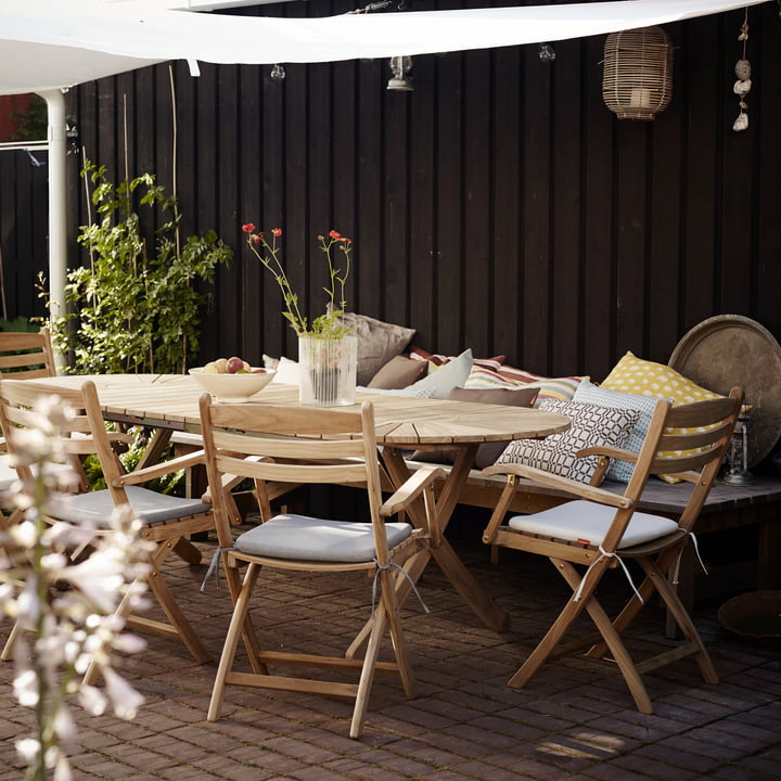 Teakhouten tafel op het terras