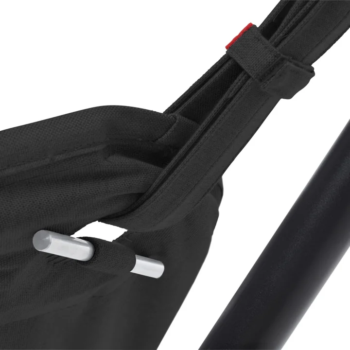 De Headdemock Superb Deluxe hangmat van Fatboy aan het frame bevestigen