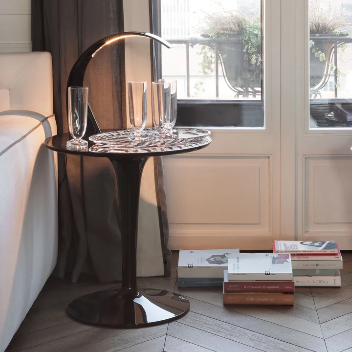 Edel ontwerp op de bijzettafel