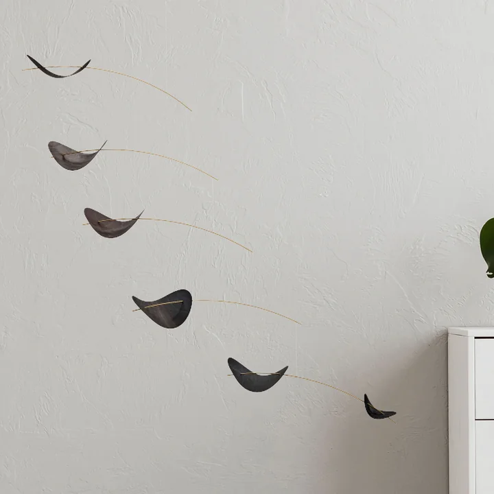 De elegante Drifting Clouds Mobiel in het zwart