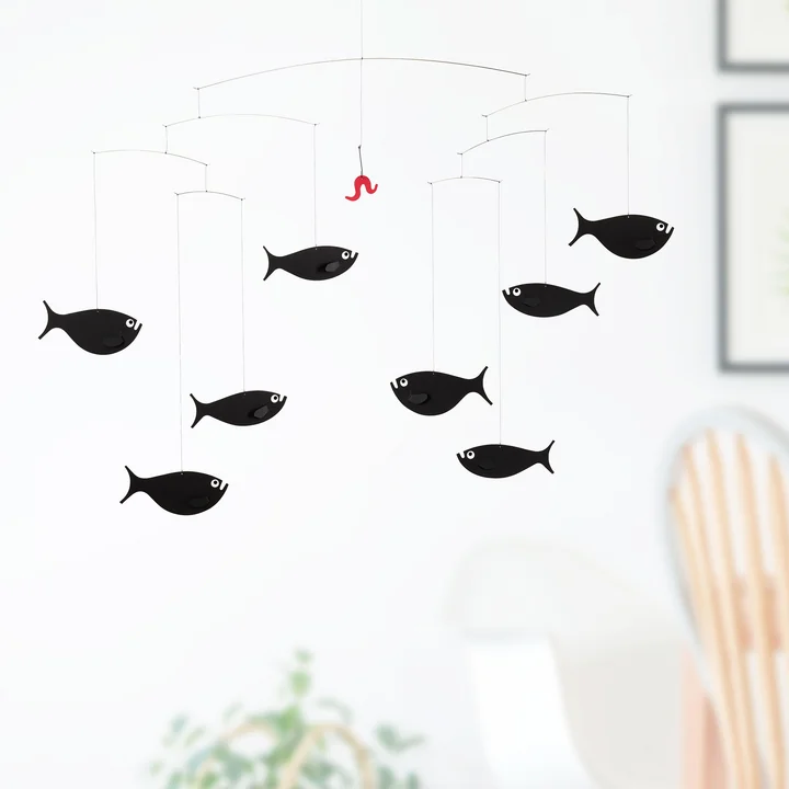 De Shoal of Fish Mobiel van Flensted Mobiles in de woonkamer