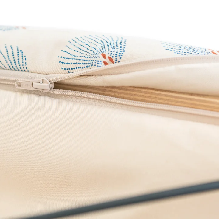 Growing Green Wipstoeltje met kussen van Nobodinoz in blauw gatsby / crème