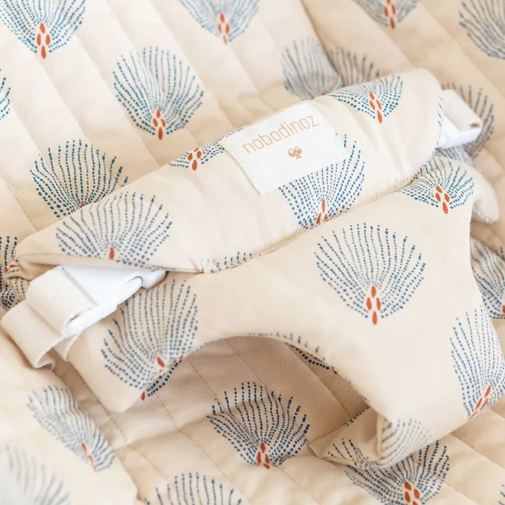 Growing Green Wipstoeltje met kussen van Nobodinoz in blauw gatsby / crème