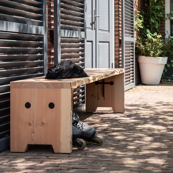 De Forestry bank van Weltevree buiten op de muur van het huis