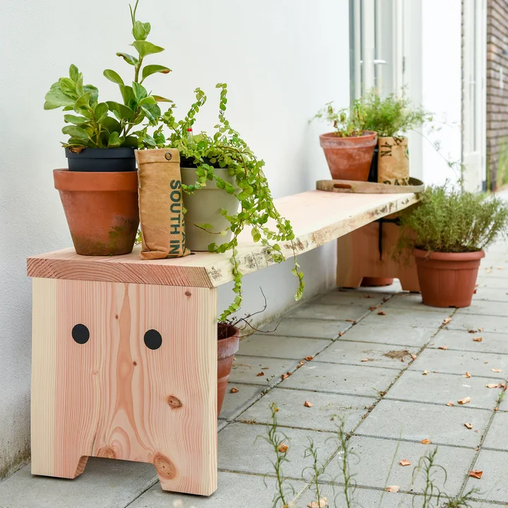 De Forestry bank van Weltevree buiten met veel planten