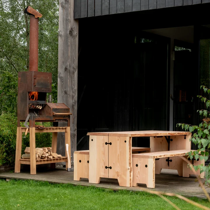 De Forestry tuinmeubelen van Weltevree op het terras