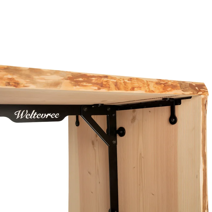 De Forestry eettafel van Weltevree wordt bij elkaar gehouden door stalen verbindingen.