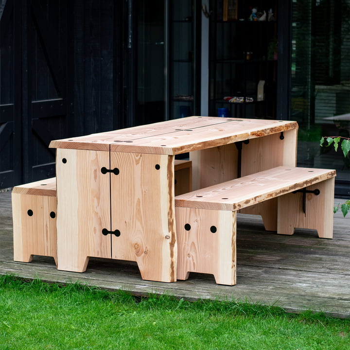 De Forestry tuinmeubelen van Weltevree op een groot houten terras